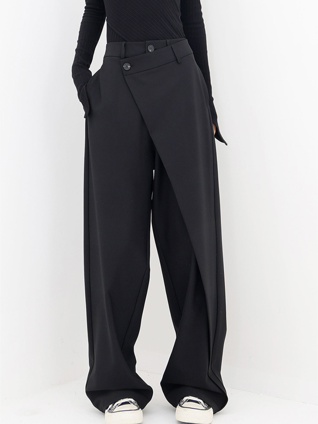 Trendy asymmetric trousers with wide legs